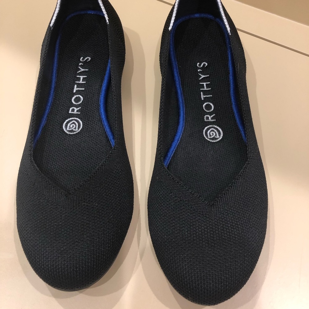 Black round toe flat. Worn twice, great condition.
